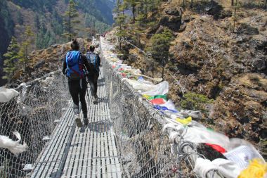 İki kadın Himalaya bölgesinde, Nepal asma köprü geçiş