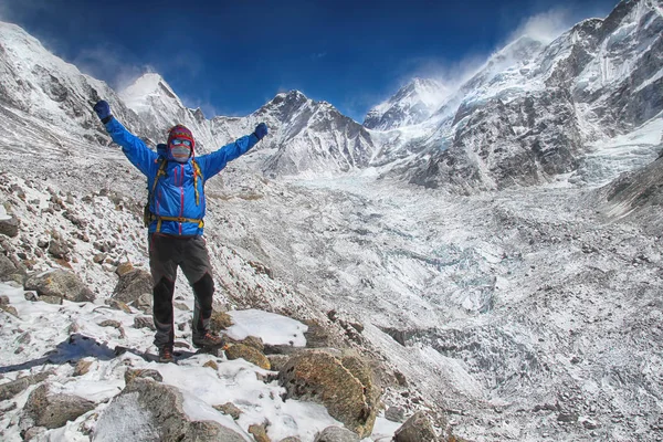 Exitoso excursionista en el Himalaya — Foto de Stock