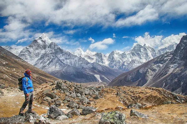 Senderista y picos en el Himalaya — Foto de Stock