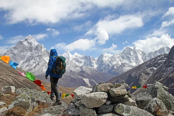 Senderista y picos en el Himalaya — Foto de Stock