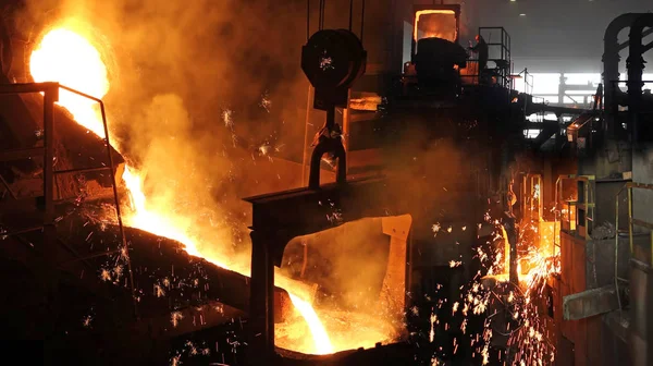 Liquid Metal Foundry Melting Iron Furnace Steel Mill Workers Controlling — Stock Photo, Image