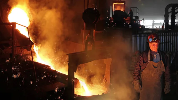 在铸造 液态金属在铸造 熔炉熔炼铁 钢铁厂的辛勤工作 高炉炼铁工人控制铁冶炼 — 图库照片