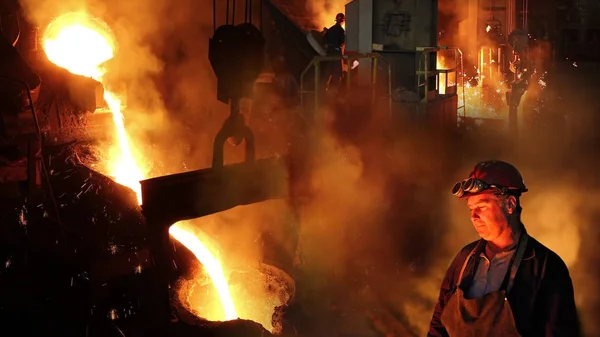 Hard Work Foundry Liquid Metal Foundry Melting Iron Furnace Steel — Stock Photo, Image