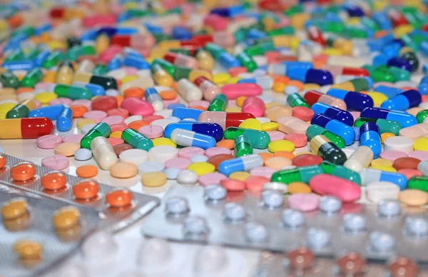 Cápsulas Coloridas Con Pastillas Tabletas Sobre Mesa Blanca Tratamiento Médico — Foto de Stock