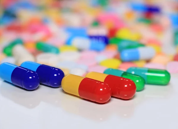 Cápsulas Coloridas Con Pastillas Tabletas Sobre Mesa Blanca Tratamiento Médico — Foto de Stock