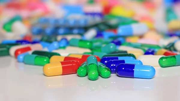 Cápsulas Coloridas Con Pastillas Tabletas Sobre Mesa Blanca Tratamiento Médico — Foto de Stock