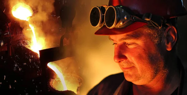 铸造中的液态金属 熔炉中的铁 带护目镜和钢盔的工人 控制炼铁炉中的铁冶炼 向矿石施热以提取贱金属 — 图库照片