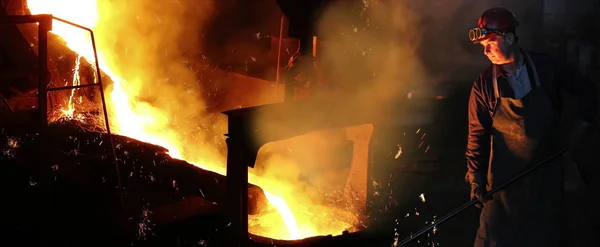Vloeibaar Metaal Gieterij Smeltijzer Oven Staalfabriek Werknemer Met Een Bril — Stockfoto