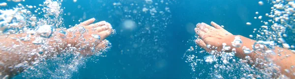 Podwodny Pęd Nurka Pływającego Błękitnej Czystej Wodzie Silnych Rękach Mnóstwie — Zdjęcie stockowe