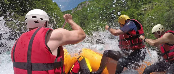 Ludzie Łodzi Cieszyć Się Spływie Whitewater Rzece Tara Czarnogórze — Zdjęcie stockowe