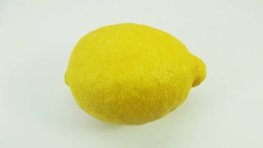 beyaz arkaplanda limon.