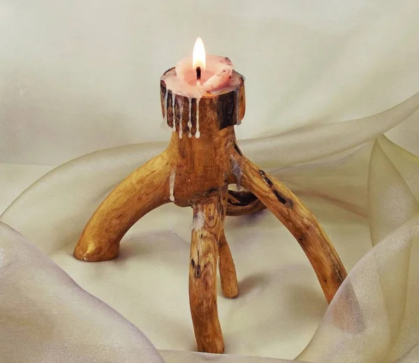 Original Kerzenständer aus Holz. — Stockfoto