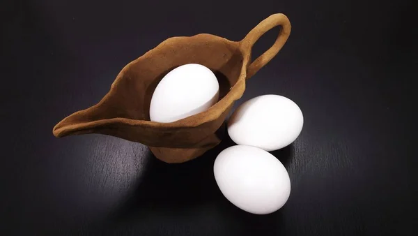 Huevo Fresco Sobre Fondo Negro — Foto de Stock