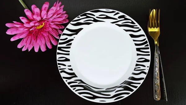 Plåt Design Zebra Med Rosa Blomma Svart Bakgrund — Stockfoto