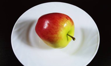 Elma beyaz tabakta.