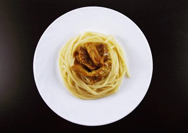 白い皿の上の肉のおいしいスパゲッティ — ストック写真