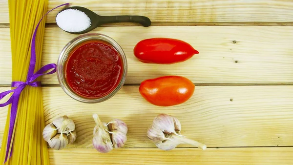 Pasta Con Salsa Tomates Sobre Fondo Madera — Foto de Stock