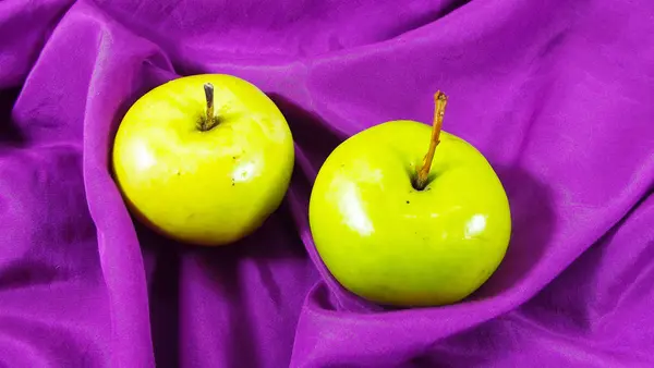 Manzanas Verdes Sobre Fondo Morado —  Fotos de Stock