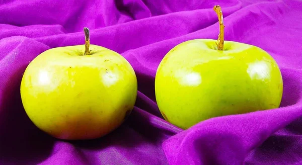 Green Apples Purple Background — Stock Photo, Image