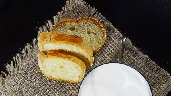 Melk Brood Een Zwarte Achtergrond — Stockfoto