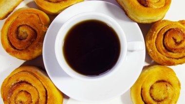 Kahve tarçın ile ev yapımı bisküvi ile.