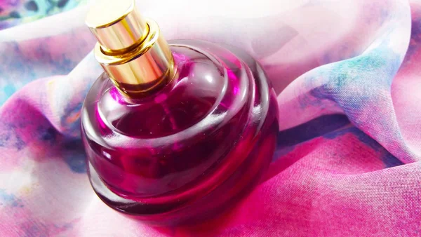 Vrouwen Parfum Een Mooie Achtergrond Stof — Stockfoto