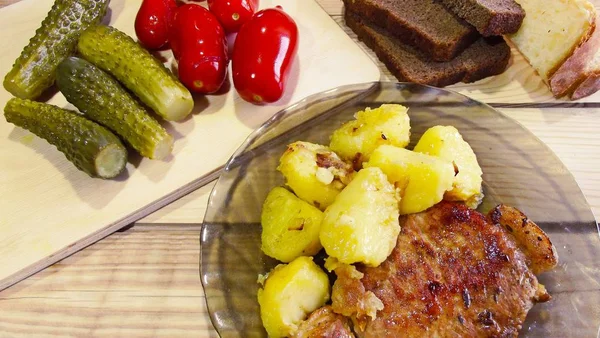 Deliciosa Carne Grelhada Com Legumes Para Almoço — Fotografia de Stock