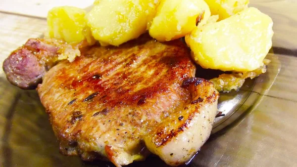 Délicieuse Viande Grillée Aux Légumes Pour Déjeuner — Photo