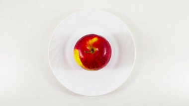 Beyaz tabakta kırmızı elma.