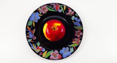 Güzel bir siyah plaka üzerinde kırmızı elma.