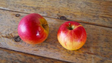 Ahşap arkaplanda kırmızı elma.