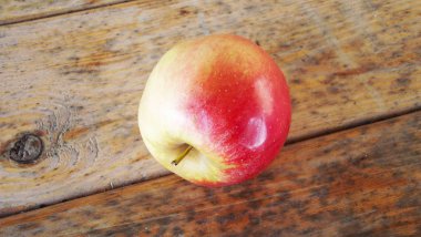 Ahşap arkaplanda kırmızı elma.