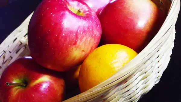 Fruta Uma Cesta Vime Fundo Preto — Fotografia de Stock