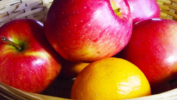 Fruta Uma Cesta Vime Fundo Preto — Fotografia de Stock