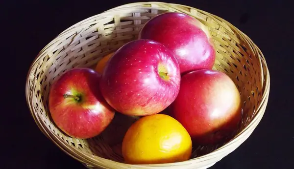 Fruta Uma Cesta Vime Fundo Preto — Fotografia de Stock