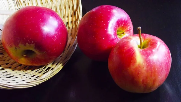 Fruta Uma Cesta Vime Fundo Preto — Fotografia de Stock