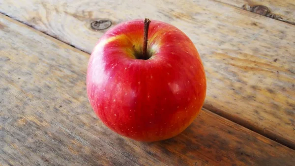 Manzana Roja Sobre Fondo Madera —  Fotos de Stock