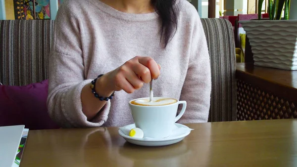 Meisje Dat Koffie Drinkt Een Café — Stockfoto
