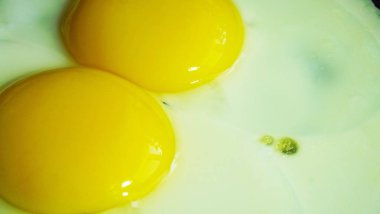 Kahvaltı için lezzetli, taze pişmiş yumurta.