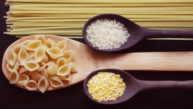 Makarna ve irmik bir siyah arka plan üzerine bir kaşık içinde.