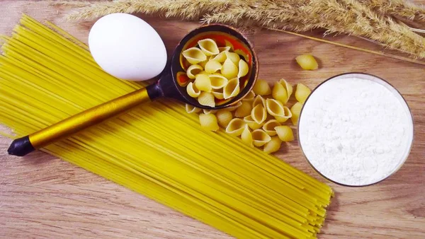 Pasta Una Cuchara Sobre Fondo Madera — Foto de Stock