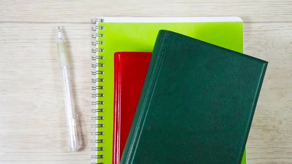 Cuadernos Lápices Sobre Fondo Madera —  Fotos de Stock