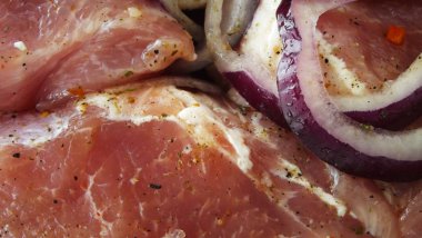 Şiş kebap soğanlı taze et.