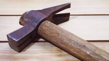 Ahşap arka plan üzerinde eski tokmağı.