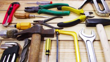 Ahşap arka plan üzerinde çilingir araçları.