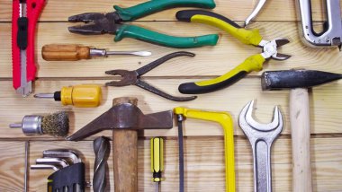 Ahşap arka plan üzerinde çilingir araçları.