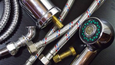 Siyah bir zemin üzerine sıhhi tesisat donatımı.