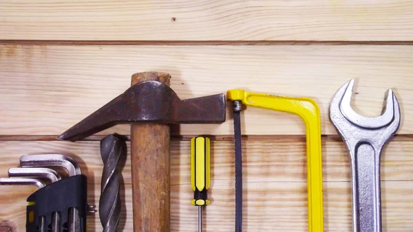 木制背景的锁匠工具 — 图库照片