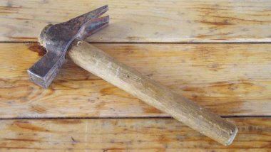 Ahşap arka plan üzerinde eski tokmağı.