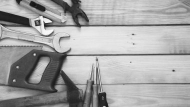 Ahşap arka plan üzerinde tezgah araçları.